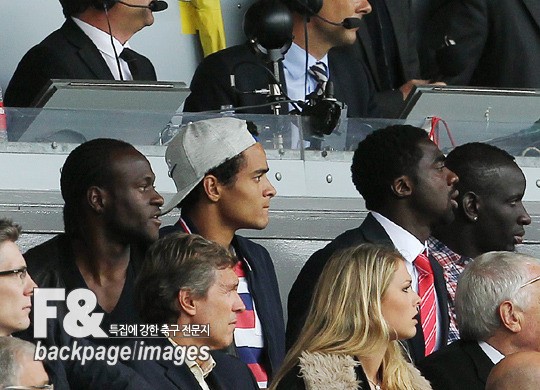 회색 모자를 착용하고 빅터 모지스, 마마두 사코와 함께 맨유전을 관전한 일로리