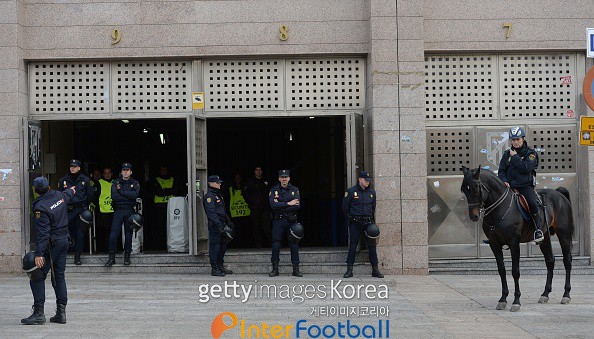 아틀레티코 vs 데포르티보전 훌리건 사태 후 경기장 입구에서 삼엄한 경계를 펴고 있는 마드리드 경찰들.