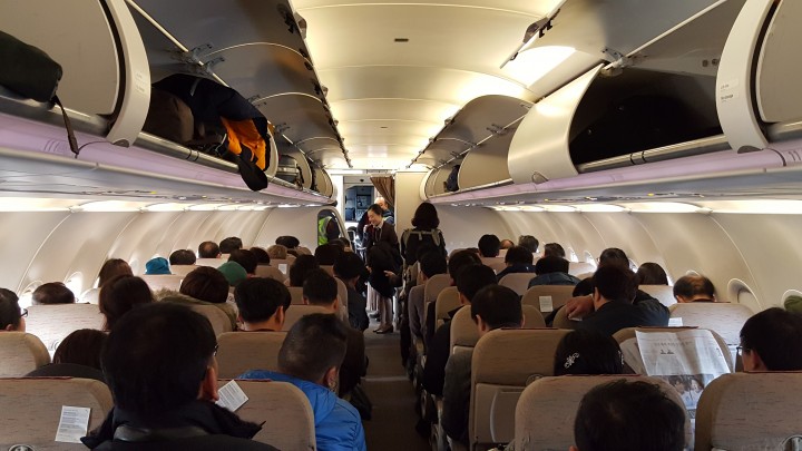 김포공항으로 회항 후 기내에 대기하고 있는 OZ8601편 승객들 모습