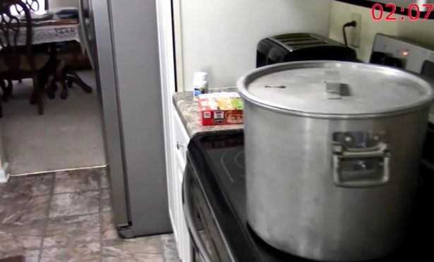 현장에서 발견된 어머니의 머리 부분이 끓고 있었던 솥단지