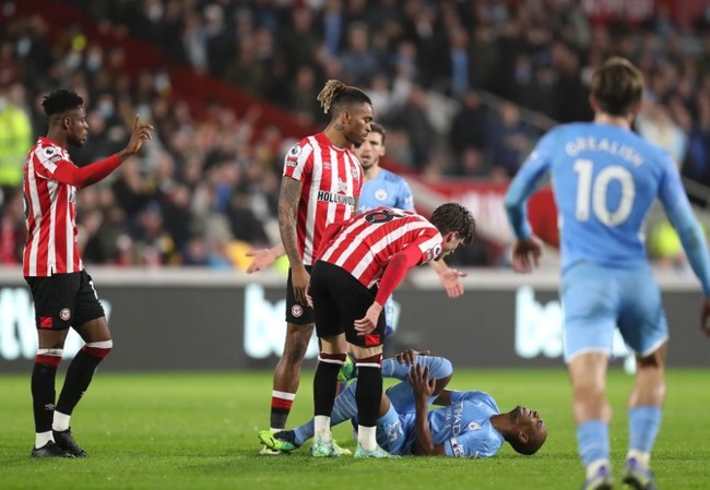 사진은 지난 맨시티와 경기에서 브렌트포드의 핵심 공격수 이반 토니가 비신사적 행위로 논란을 일으켰다.