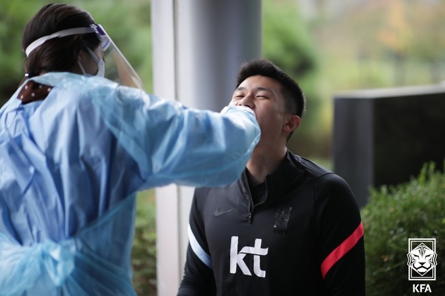 사진=대한축구협회. 지난해 10월 파주 NFC 입소 당시 PCR 검사 중인 김민재