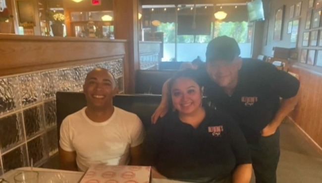 거액의 팁을 준 후 사진촬영한 왼쪽 스미스와 오른쪽 종업원 마리아나