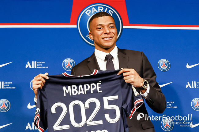 ​킬리안 음바페가 파리 생제르맹(PSG)을 떠나겠다는 최종 결정을 내렸다. 음바페와 PSG는 결별을 위해 조건을 협상 중인 것으로 알려졌다. 레알 마드리드가 음바페한테 영입 제안을 넣은 가운데, 음바페와 레알은 이적 조건을 두고 대화를 나누고 있다. 아직 최종 합의는 이뤄지지 않았다. (사진=게티 이미지) 킬리안 음바페가 파리 생제르맹(PSG)을 떠나겠다는 최종 결정을 내렸다. 음바페와 PSG는 결별을 위해 조건을 협상 중인 것으로 알려졌다. 레알 마드리드가 음바페한테 영입 제안을 넣은 가운데, 음바페와 레알은 이적 조건을 두고 대화를 나누고 있다. 아직 최종 합의는 이뤄지지 않았다. (사진=게티 이미지)