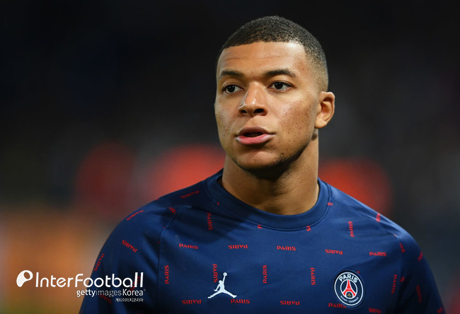 킬리안 음바페가 파리 생제르맹(PSG)을 떠나겠다는 최종 결정을 내렸다. 음바페와 PSG는 결별을 위해 조건을 협상 중인 것으로 알려졌다. 레알 마드리드가 음바페한테 영입 제안을 넣은 가운데, 음바페와 레알은 이적 조건을 두고 대화를 나누고 있다. 아직 최종 합의는 이뤄지지 않았다. (사진=게티 이미지)