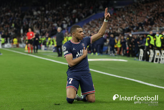 킬리안 음바페가 파리 생제르맹(PSG)을 떠나겠다는 최종 결정을 내렸다. 음바페와 PSG는 결별을 위해 조건을 협상 중인 것으로 알려졌다. 레알 마드리드가 음바페한테 영입 제안을 넣은 가운데, 음바페와 레알은 이적 조건을 두고 대화를 나누고 있다. 아직 최종 합의는 이뤄지지 않았다. (사진=게티 이미지)