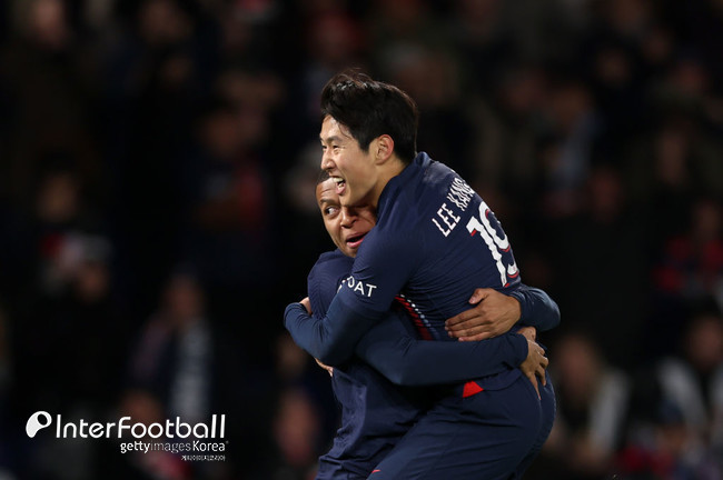 경기장 안팎에서 좋은 호흡을 보여줬던 이강인과 음바페 (사진=게티 이미지)