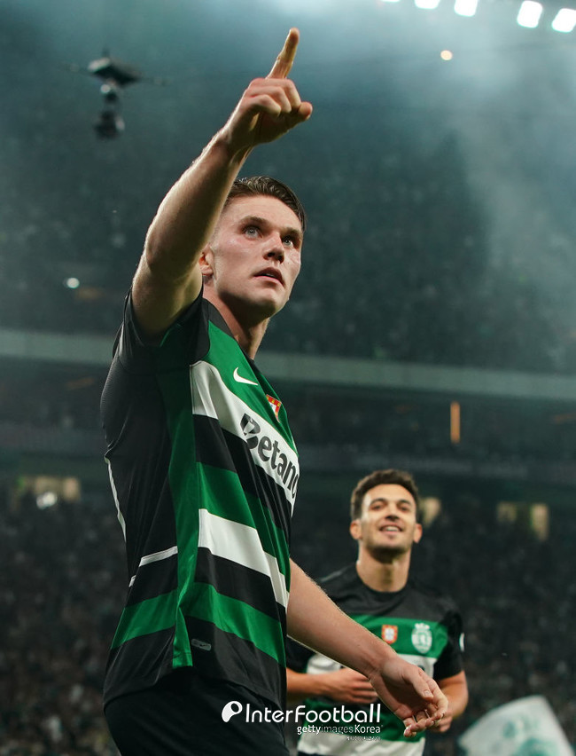 Viktor Gyokeres of Sporting CP celebrates scoring