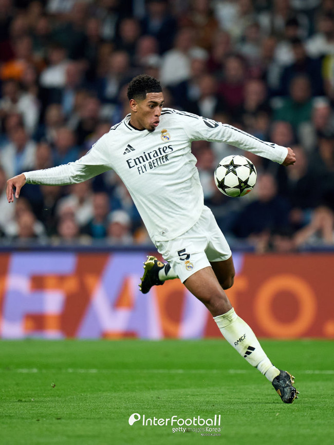 Jude Bellingham of Real Madrid runs with the ball during the UEFA Champions League 2024/25 League Phase MD4