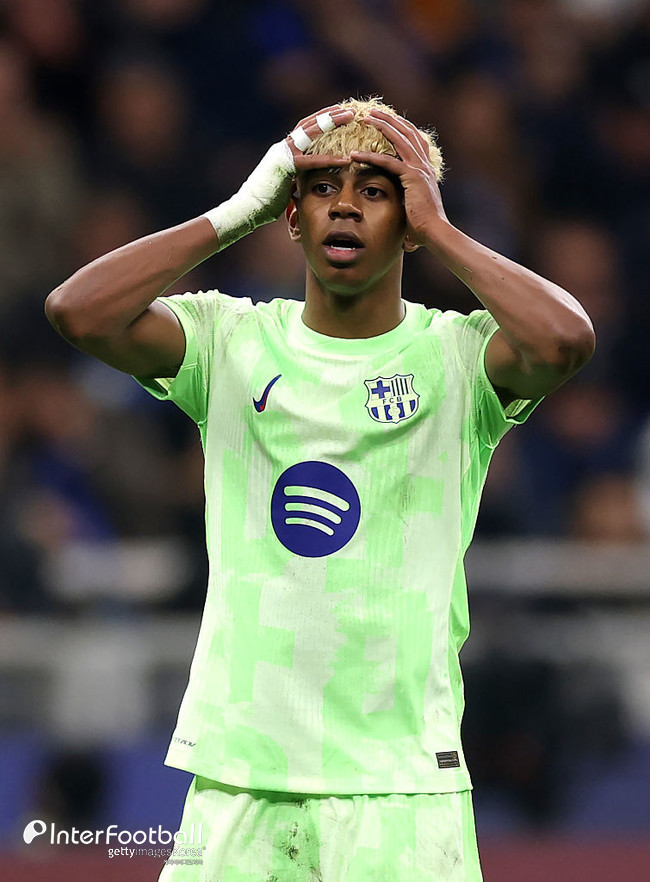 [UCL STAR] 드리블 성공 14회, 경합 승리 23회...패배에 묻힌 '17살 야말의 메시 모드'