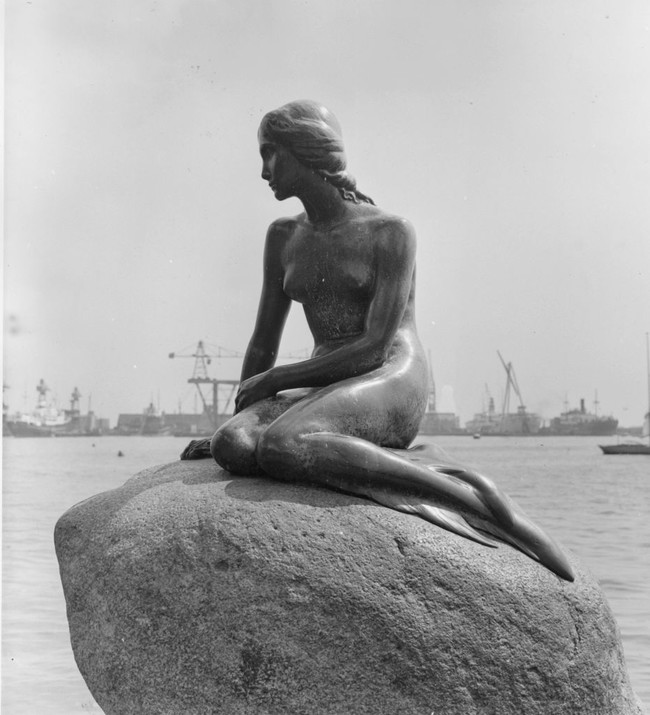 코펜하겐 랑겔리니에 위치한 1913년 제작된 인어상