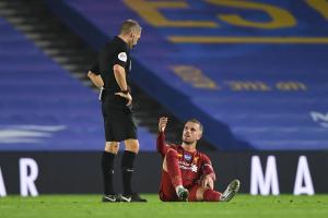 우승컵 들어야하는데...리버풀 주장 헨더슨, 브라이튼 전서 무릎 ...