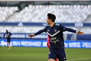 Hwang Eui-jo 4 minutes multi-goal explosion…Bordeaux leads 2-1 (the first half ends)
