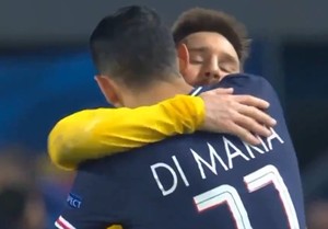 ‘아르헨티나 우정’디 마리아가 잃어버린 메시를 포옹하며 위로